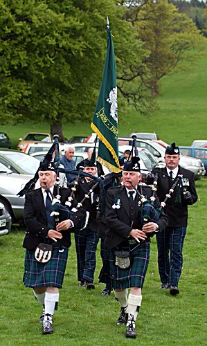 the 2006 service begins with the pipes and flag of the cameronians