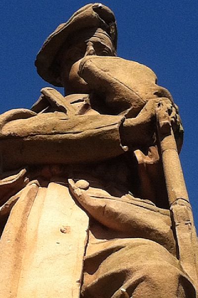 sculpture of soldier of the 8th btn royal scots by william birnie rhind (1922)
